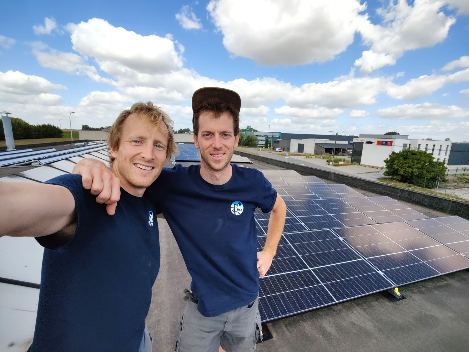 Photo de Thibault et Laurent, fondateurs de B-watt, devant des panneaux photovoltaïques